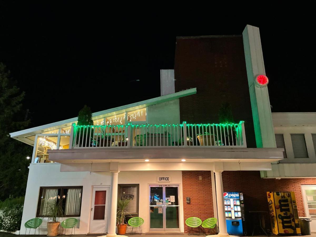 O'Sullivan's Motel Lake George Esterno foto
